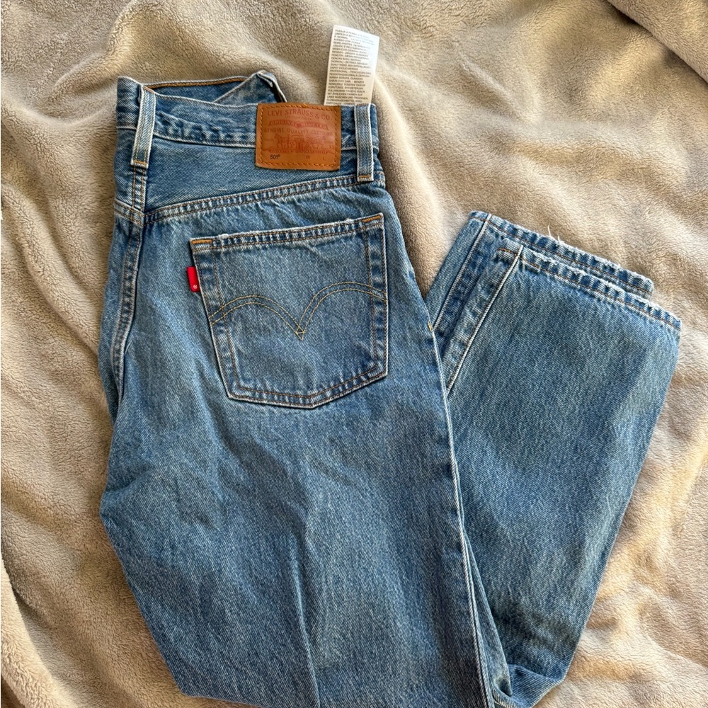 Levi's women’s Blue Jeans - Picture 1 of 5